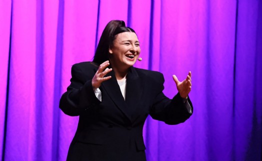 Yasemin Sakallıoğlu, İzmirlileri kahkahaya boğdu