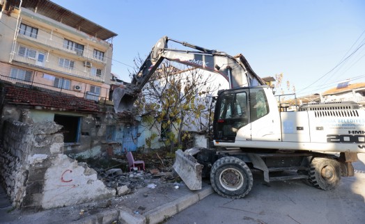 Yeni yılın ilk iş günü Konak’ta metruk bina measisi!