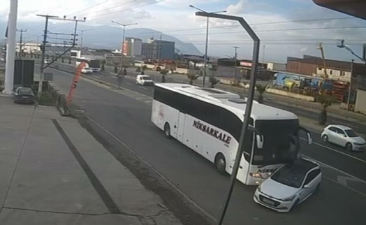Yolcu otobüsü, otomobile çarptı; 1'i çocuk 3 yaralı