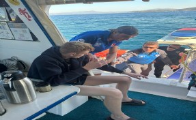 Boğulma tehlikesi geçiren turisti deniz polisi kurtardı