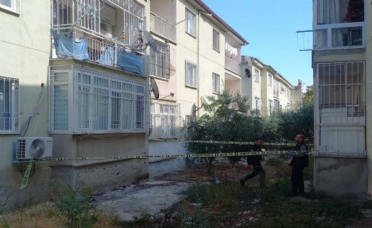 2'nci kattaki evinin balkondan düşüp yaralandı