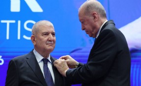 AK Parti'ye bir milletvekili daha katıldı: Kani Torun'un rozetini Erdoğan taktı
