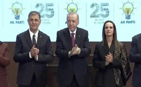 AK Parti’ye katıldı: Rozet takınca Erdoğan'dan övgüyle bahseden Cemil Tugay da geleneğe uydu