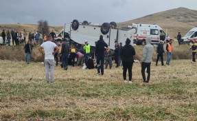 Afyonkarahisar'da feci kaza: Midibüs devrildi, 25 kişi yaralandı