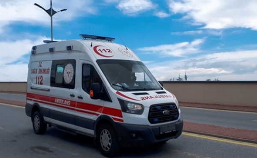 Afyonkarahisar’da otomobil şarampole devrildi: 2 yaralı