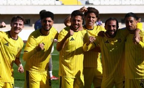 Aliağa FK'nın oyuncuları 3'er 3'er atıyor
