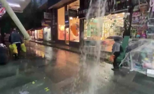 Antalya’yı sağanak ve hortum vurdu: Seralar yerle bir oldu, yollar göle döndü