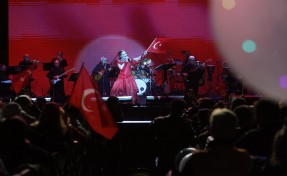 Bayraklı’da Cumhuriyet coşkusu kortej ve Candan Erçetin’le taçlandı