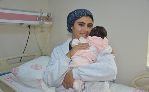 Behçet Uz bir bebeğin daha hayatını kurtardı: Alya Bebek 41 gün sonra annesinin kucağında