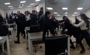 Belediye meclisi boks ringine döndü: Yumruklar havada uçuştu
