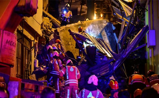 Beyoğlu’nda 5 katlı metruk bina çöktü