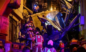 Beyoğlu’nda 5 katlı metruk bina çöktü