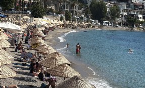 Bodrum'da ekim ayında turistlerin deniz keyfi