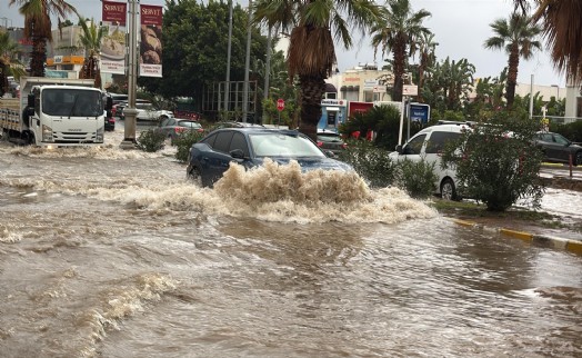 Bodrum'da sağanak klasiği: Cadde ve sokaklar göle döndü