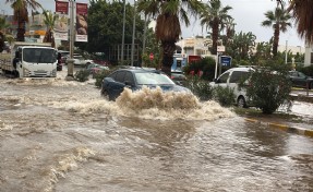 Bodrum'da sağanak klasiği: Cadde ve sokaklar göle döndü