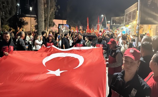 Bodrum’da Cumhuriyet coşkusu, binlerce kişi fener alayında yürüdü