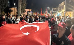 Bodrum’da Cumhuriyet coşkusu, binlerce kişi fener alayında yürüdü