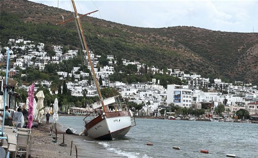 Bodrum’da yelkenli tekne karaya oturdu