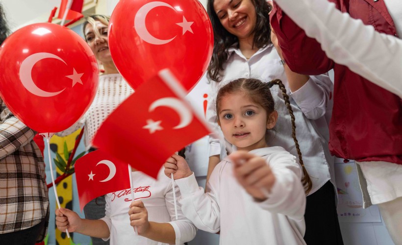 Bornova'da Cumhuriyet Bayramı coşkusu çocuklarla başladı