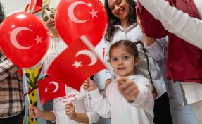 Bornova'da Cumhuriyet Bayramı coşkusu çocuklarla başladı