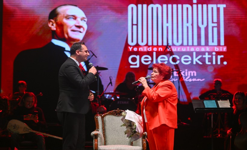 Bornova’da Selda Bağcan Cumhuriyet coşkusunu zirveye taşıdı