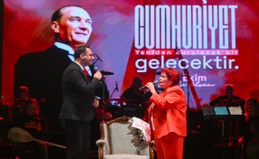 Bornova’da Selda Bağcan Cumhuriyet coşkusunu zirveye taşıdı