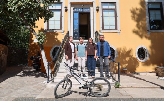 Buca’nın kitap kurdu Ömer geleceğe pedal çeviriyor