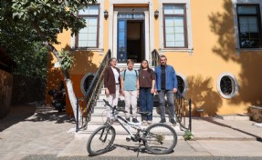 Buca’nın kitap kurdu Ömer geleceğe pedal çeviriyor