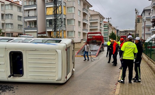 Çarpışan 2 minibüsten biri devrildi: 16 yaralı
