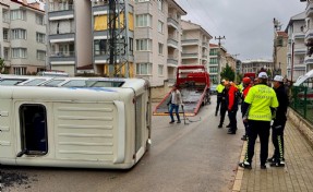 Çarpışan 2 minibüsten biri devrildi: 16 yaralı