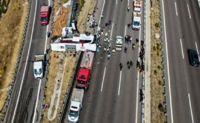 Manisa'daki faciada ölü sayısı 12'ye yükseldi: TIR, tur otobüsüne çarpmıştı...