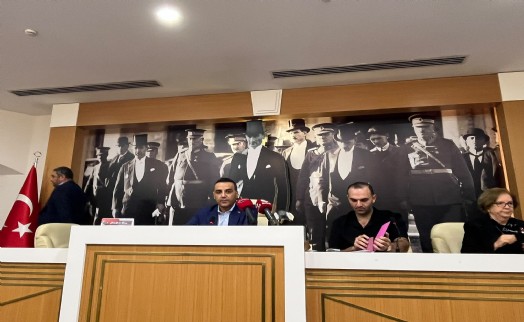 Çiğli Meclisi’nde tansiyon yükseldi: Başkan Yıldız’a su fırlatıldı
