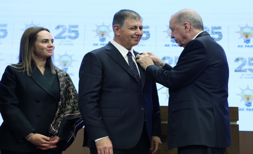 Cumhurbaşkanı Erdoğan Cemil Tugay'a AK Parti rozetini taktı... İzmir AK Parti'ye geçti!