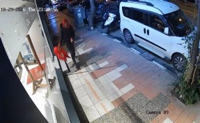 Cumhuriyet Bayramı gecesi Türk bayrağını yere attı: Polis şüpheliyi arıyor