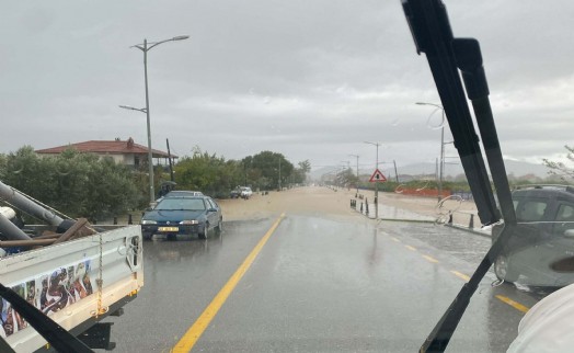 Dalaman'da çay taştı, yollar göle döndü, su baskınları yaşandı