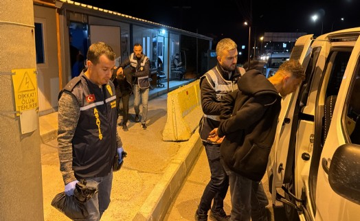 Denizli’de polis kılığında dolandırıcılık yapan şüpheliler Kütahya’da yakalandı