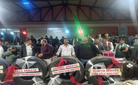 Düğünde damada kamyon lastiği taktılar!