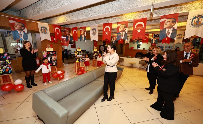 Efes Selçuk’ta Cumhuriyet coşkusu çocukların sürpriziyle başladı