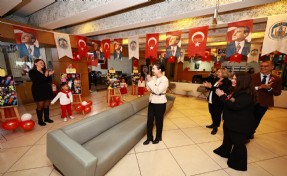 Efes Selçuk’ta Cumhuriyet coşkusu çocukların sürpriziyle başladı