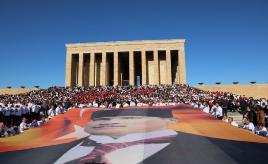 Ege’den Anıtkabir’e umut seli: Lösev ailesi Anıtkabir’de buluştu