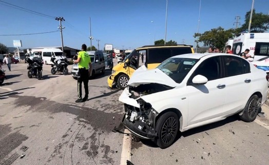 Fethiye’de feci kaza otomobil ile minibüs çarpıştı: 7 kişinin yaralandığı o anlar kamerada