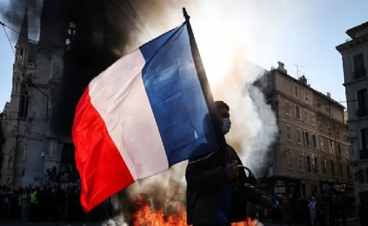 Fransa’da protesto krizi: İçişleri Bakanı istifa etti, Macron reddetti