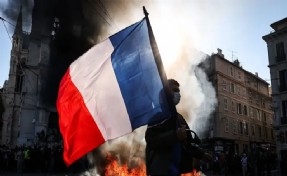 Fransa’da protesto krizi: İçişleri Bakanı istifa etti, Macron reddetti