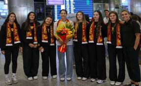 Göztepe'de Zhuang'a çiçekli karşılama