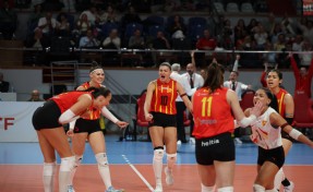 Göztepe'nin Sultanları evinde set vermeden kazandı: Manisa BBSK'yı 3-0 geçti