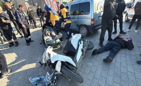 Hafif ticari araç ile motosiklet çarpıştı: 1'i ağır, 2 yaralı