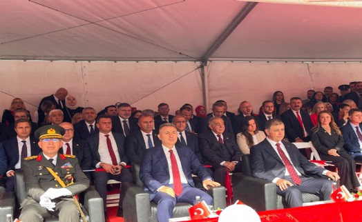 İzmir'de 29 Ekim kutlamaları 'sönük' kaldı: Düşük katılım, protokolde selamlaşma gerginliği!