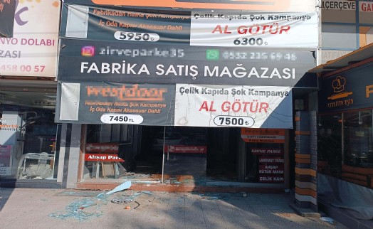 İzmir'de akılalmaz kaza: Otomobil karşı şeride geçip dükkana daldı!
