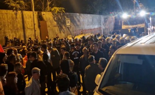 İzmir'de hareketli saatler! Eylemci grubun önü yeniden kesildi