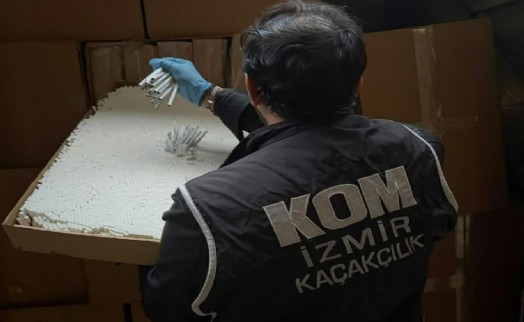 İzmir'de 2 milyon 160 bin dolu makaron ele geçirildi: Minibüsü depo olarak kullanmışlar!